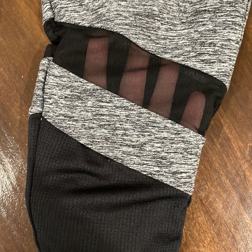 Women’s Gray Crop Leggings - Picture 6 of 6